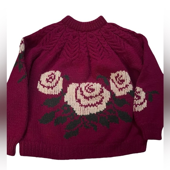 Vintage Sweaters - Vintage chunky knit sweater with rosettes and great neck detailing ladies XL